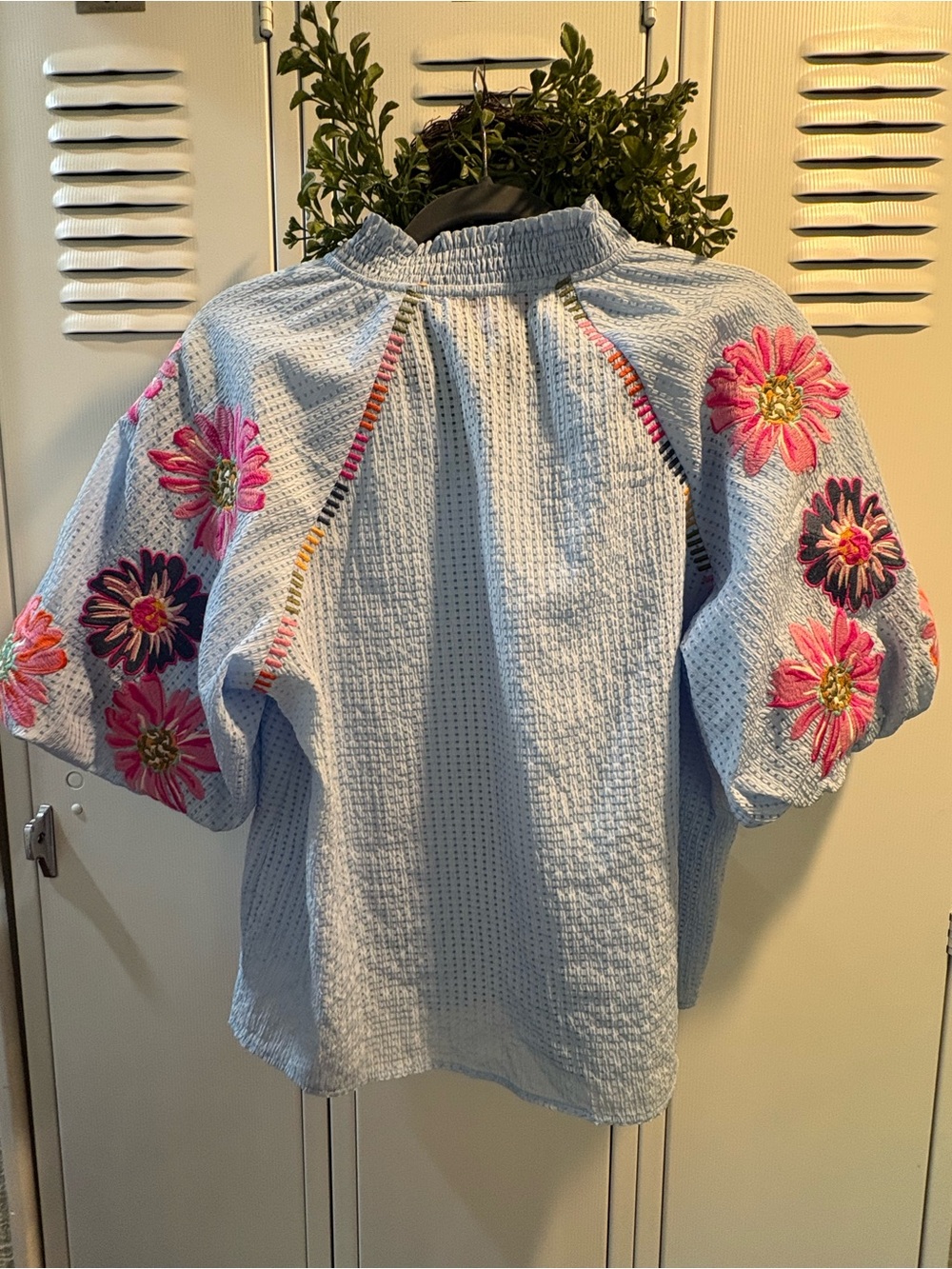 Like new Floral Puff Sleeve Embroidered Top by THML sz Lg - Picture 2 of 4